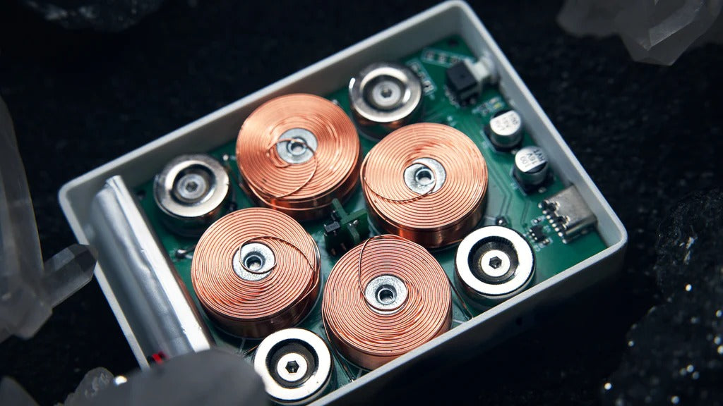 Leviti Deck by Pitata