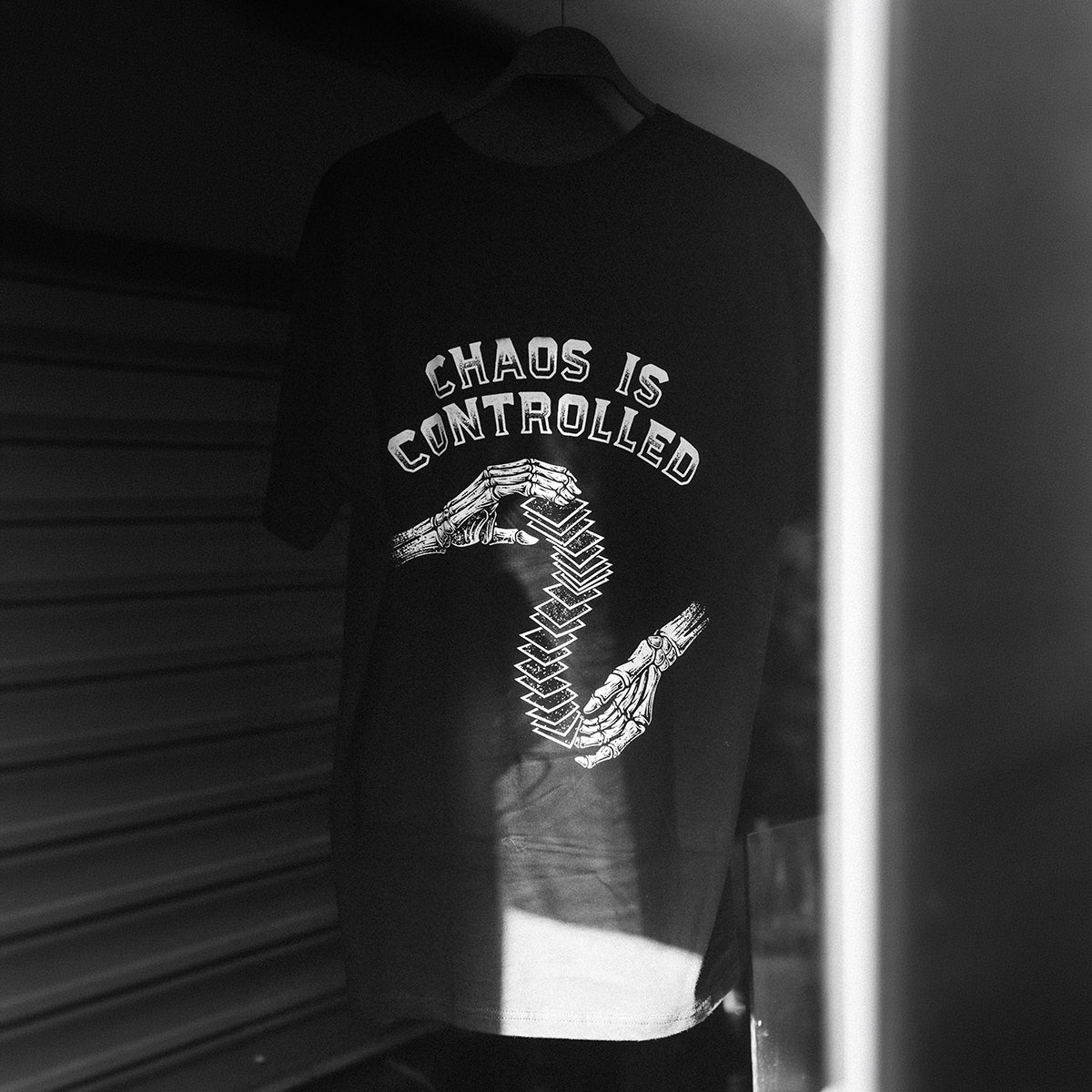 Le Chaos est Contrôlé (T-shirt Premium Oversize) par The Sleight Co.