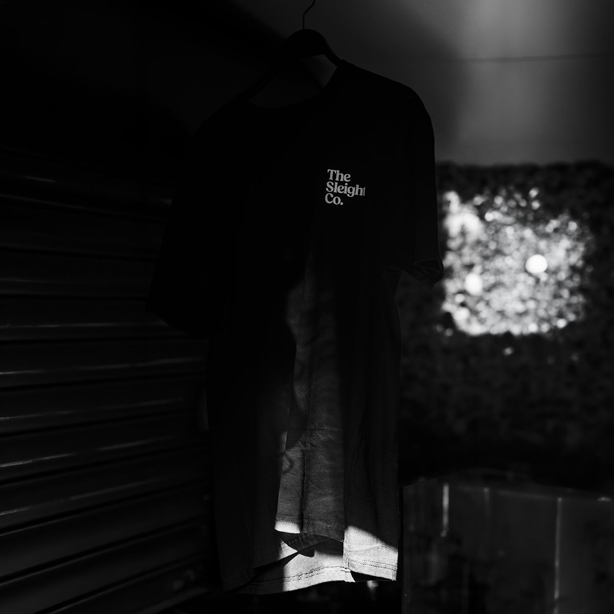 Le Chaos est Contrôlé (T-shirt Premium Oversize) par The Sleight Co.